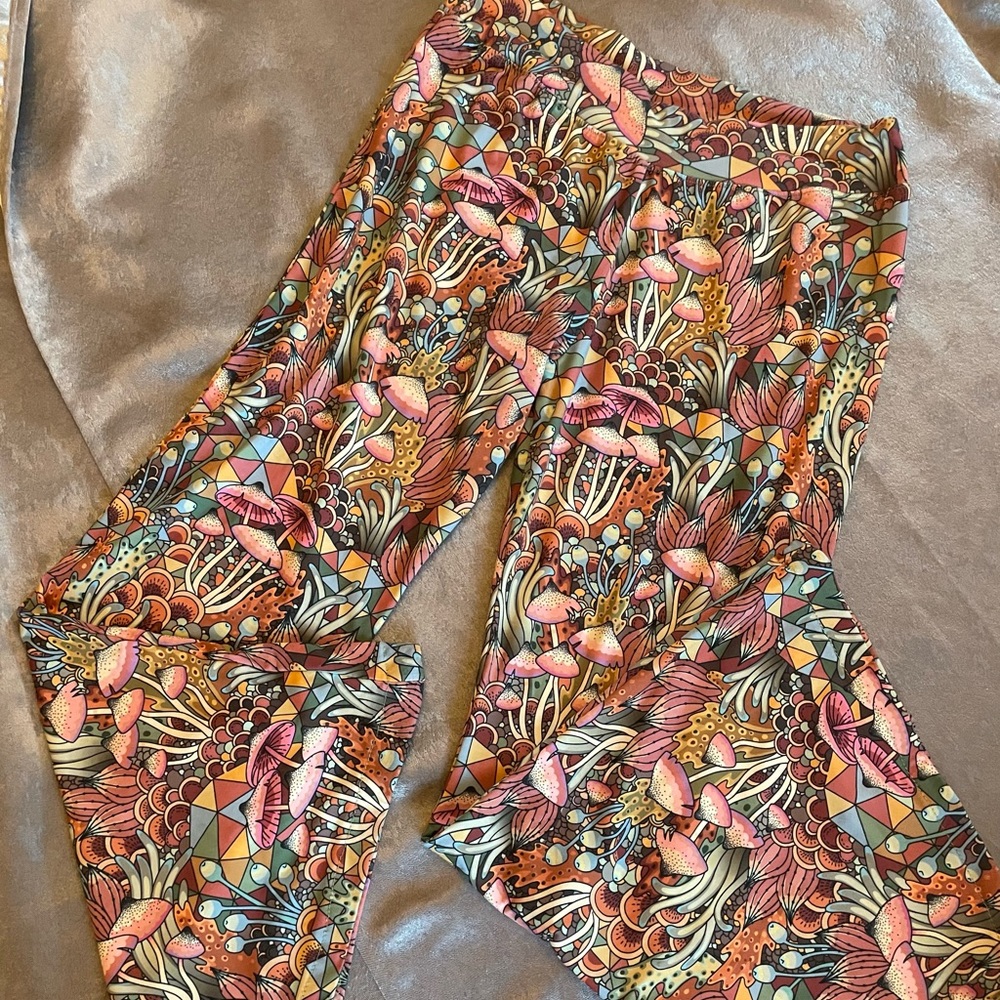Psychedelic Mushroom bell bottom Leggings size M